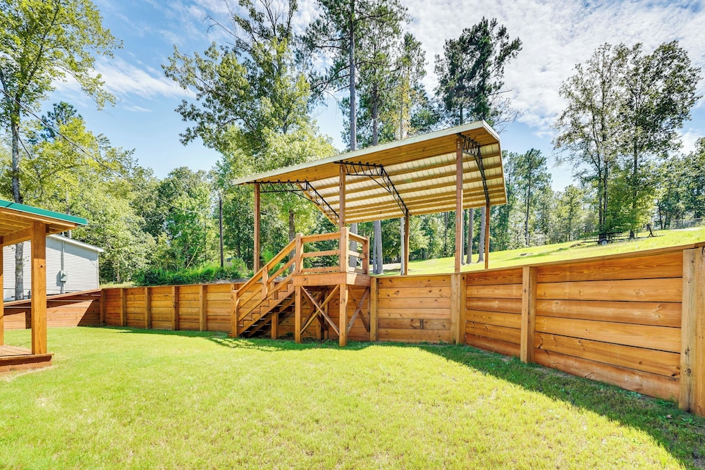 Fish, Swim & More: Quiet Retreat on Lake Sinclair!