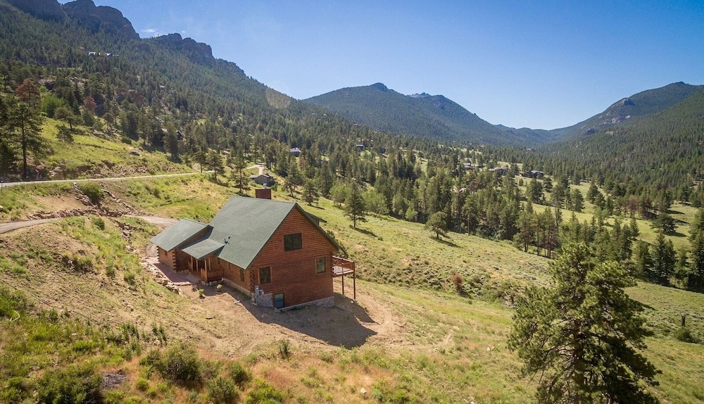 Armstrong Luxury Log Vacation  At Windcliff 4 Bedroom Home by RedAwning