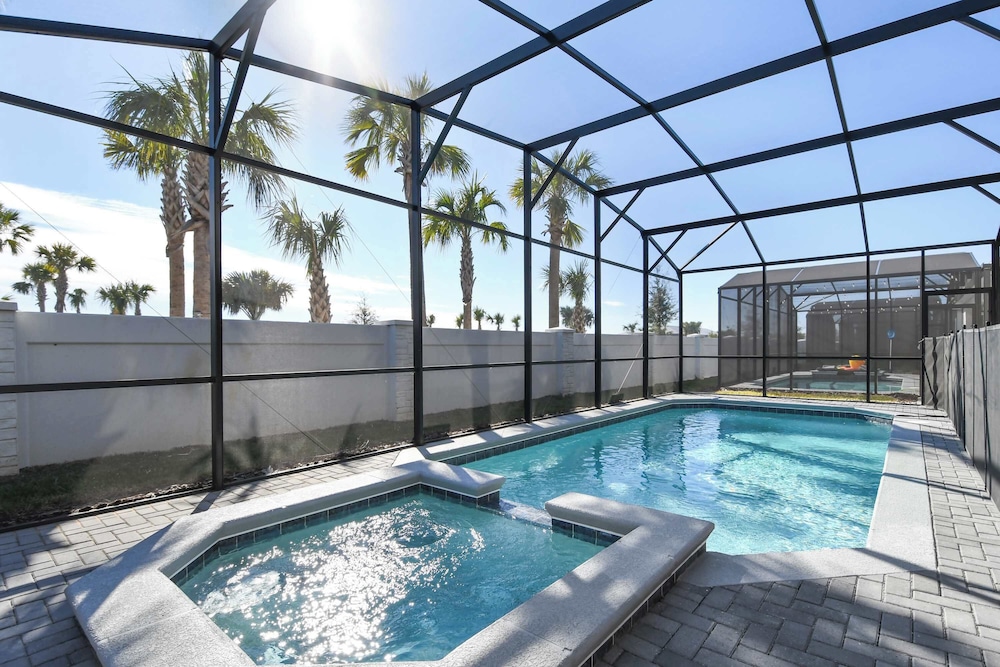 Luxurious Windsor Cay Retreat With Theater & Pool