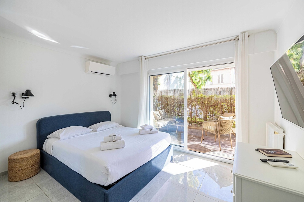 Charming Apartment With Large Terrace view 3