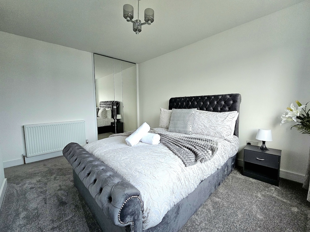 Family Home with Free Parking view 4