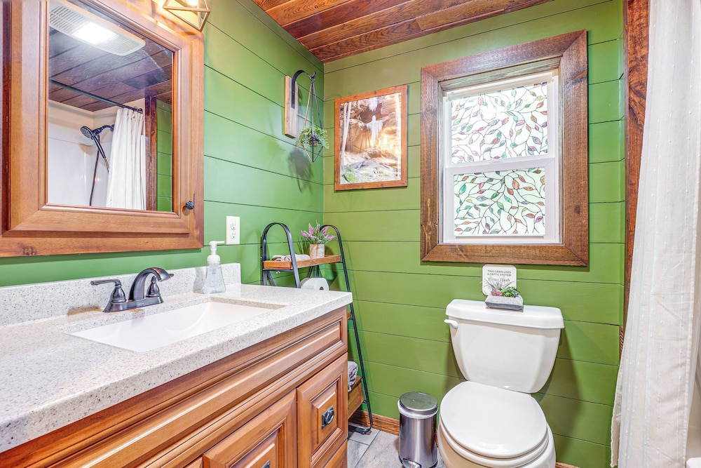 Secluded Cabin w/ Hot Tub in Hocking Hills