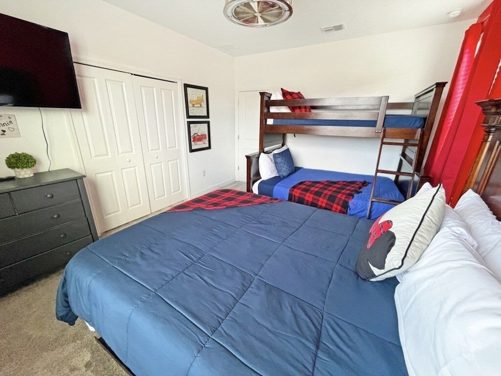 Champions Retreat 5 Bedroom Home by RedAwning