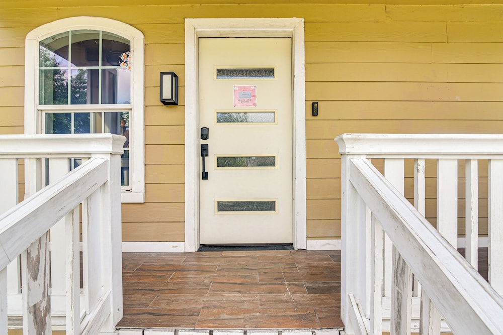 2 Mi to Dtwn, Steps to Dining: Houston Haven!