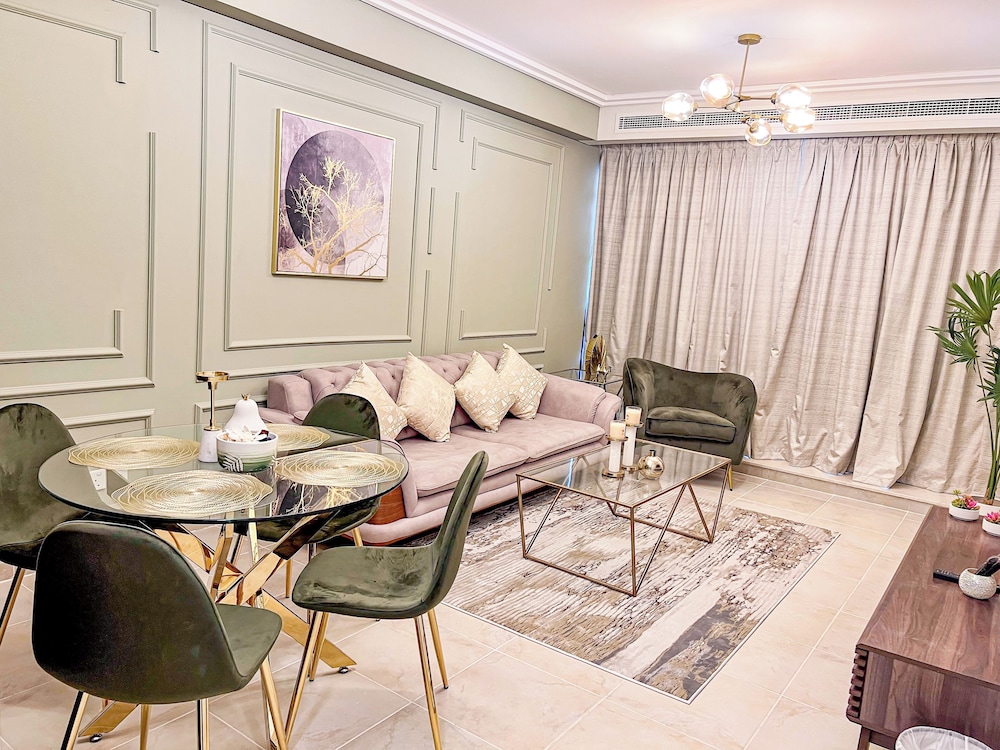 Cosmos Living 1 BR Suite Near Dubai Mari