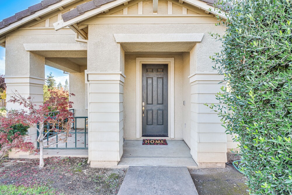 3 Mi to Downtown Merced: Family-friendly Home