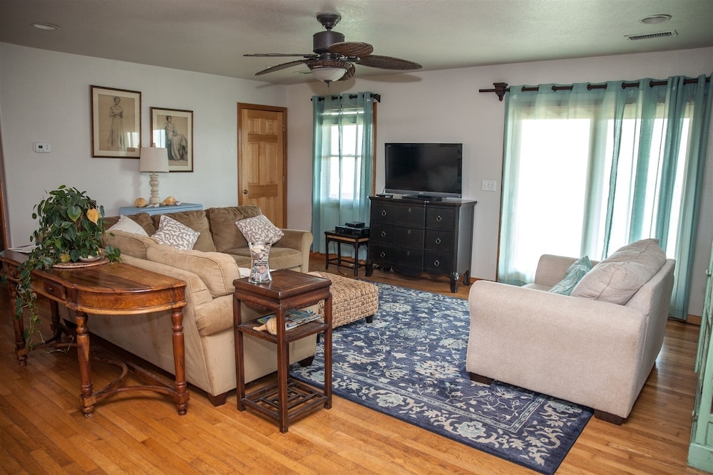 Austin's Pointe 4 Bedroom Cottage by RedAwning