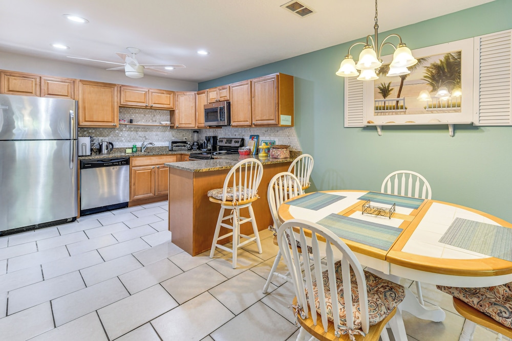 4 Mi to Siesta Key Beach: Condo w/ Pool Access