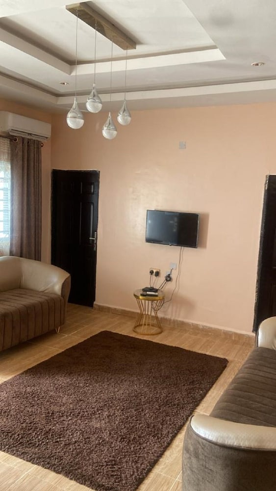 Claramojisola - Eunice Apartments