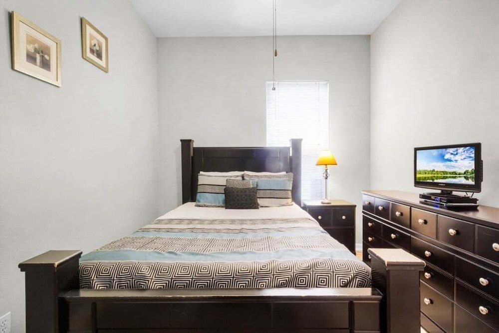 4 Bed Pool Home, Pool Table & More 4 Bedroom Villa