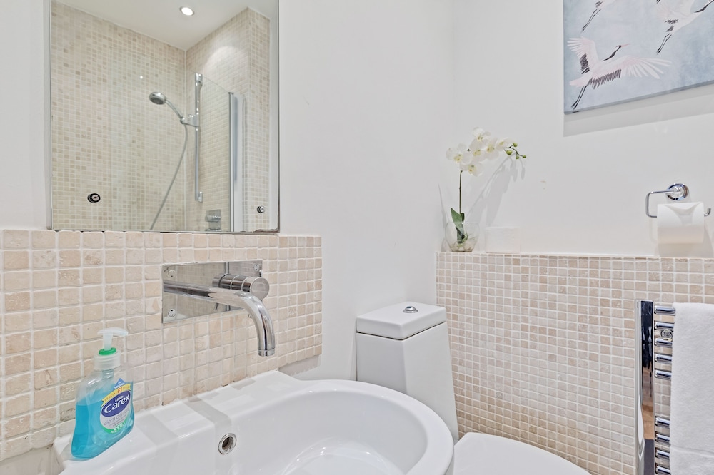 Majestic Mews Apartment with Free Parking | By My Getaways