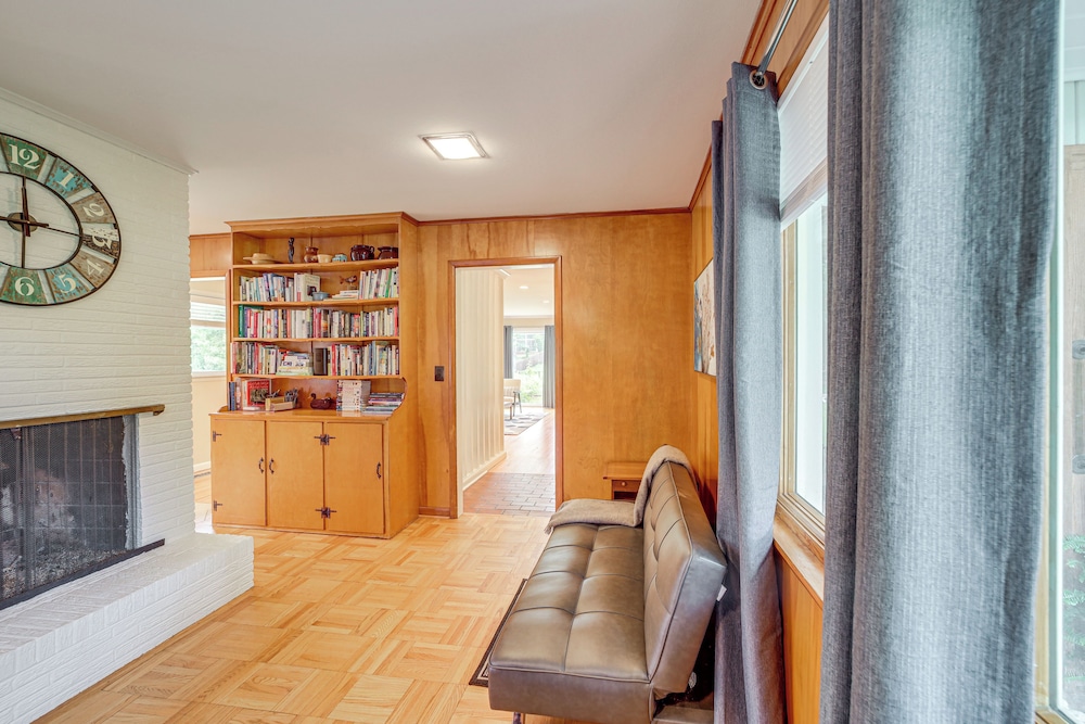 6 Mi to Dtwn: Waterfront Home in Tulsa!