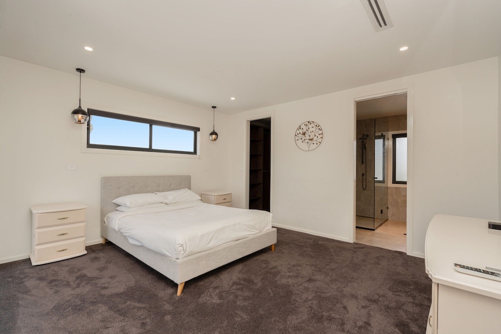 Spacious 5-bed Family Home in Giralang
