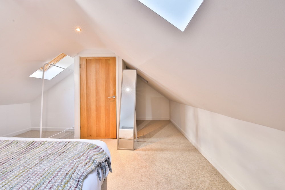 Bright & Airy 3-Bed with Parking view 4