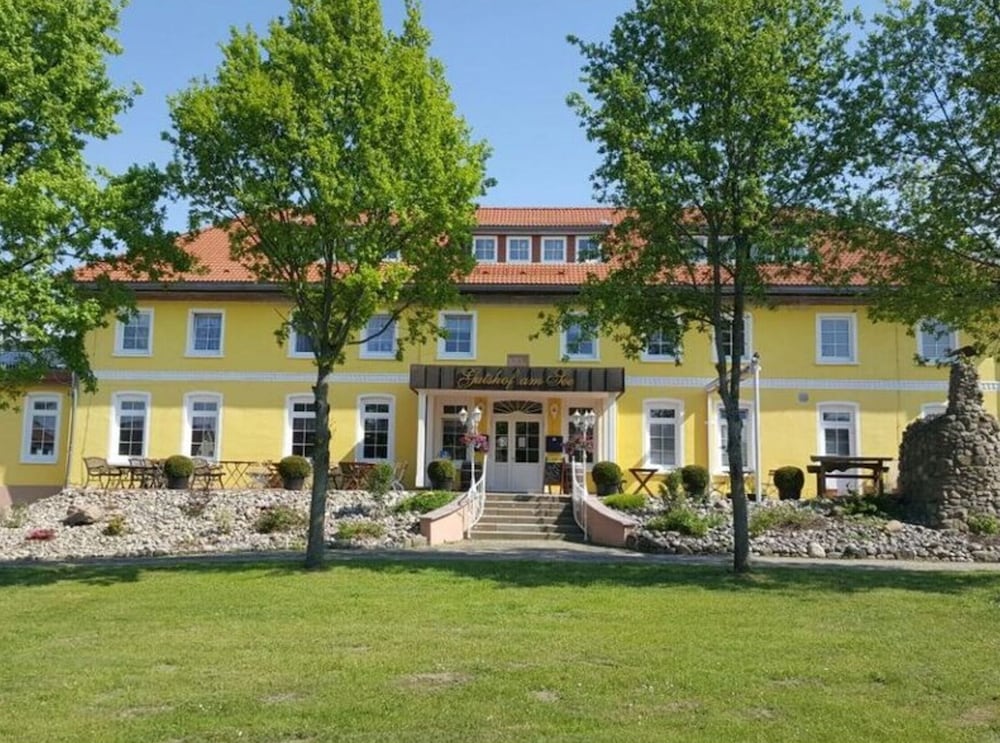 Courtyard View - Manor by the Lake