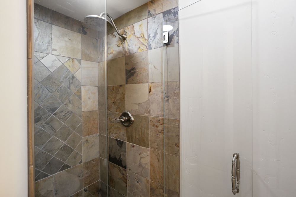 Grand Lodge - Three Bedroom #401 - Ski-in/ski-out 3 Condo