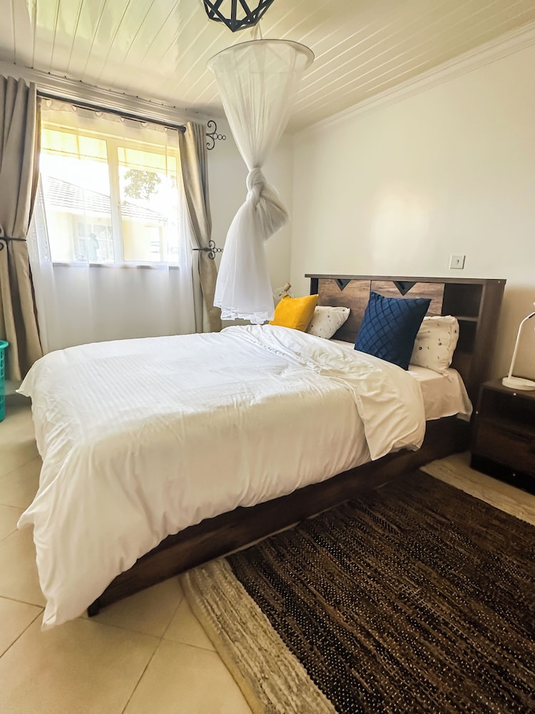 Spacious 4-bedroom with a pool