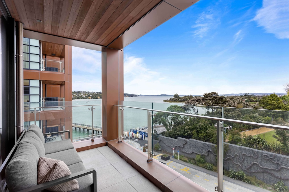 1BR with Balcony Close to Ferry by Zodiak Stays