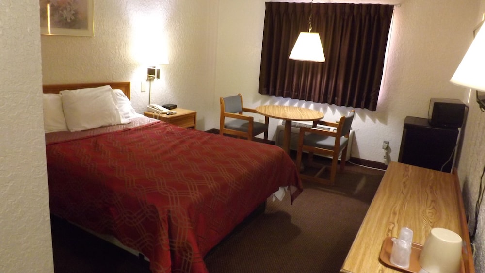 Kansas City Vacations - KCI Lodge - Property Image 2