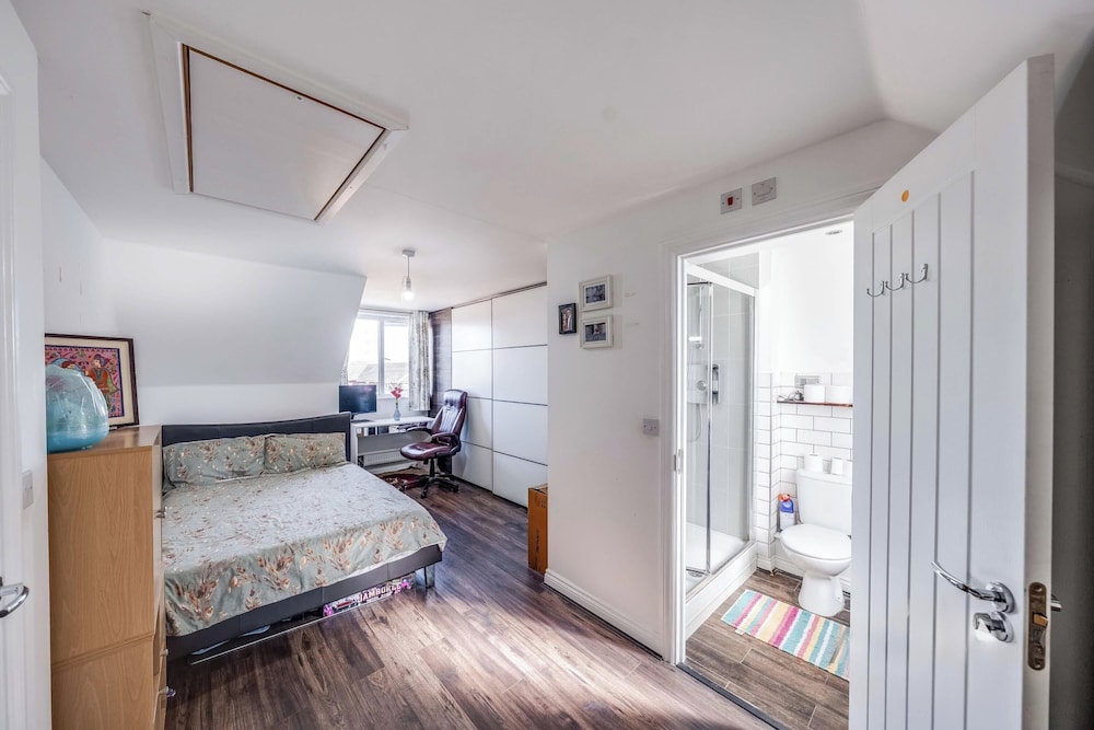 Dartford 3-bed House, Sleeps 7, 10 Mins to Station