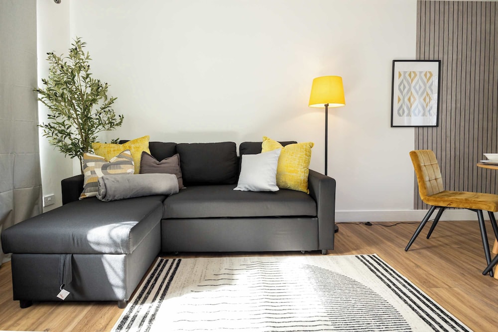 Spacious Apartment Near MCR Airport