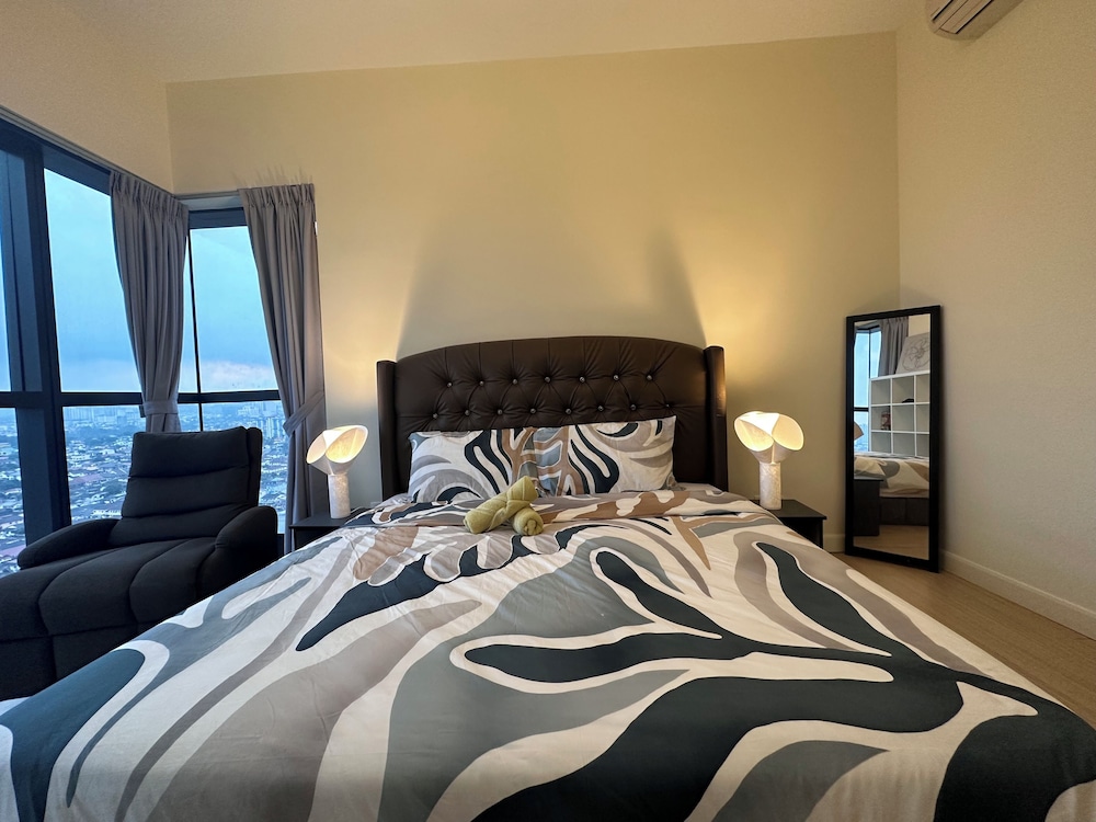 Skyline Luxe 4BR Retreat with En-suites