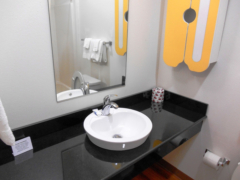 San Antonio Vacations - Super 8 by Wyndham Kenedy - Property Image 19