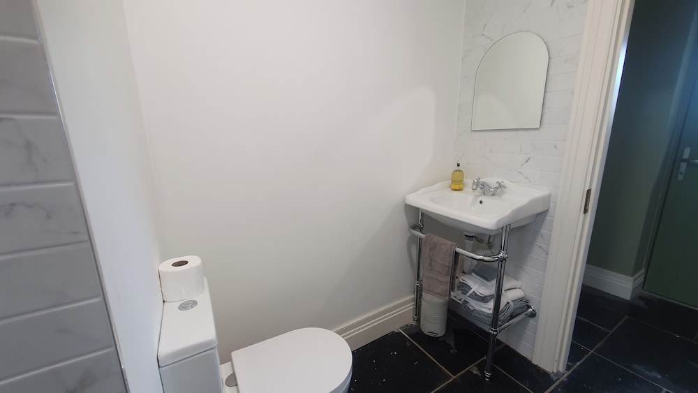 Apartment-sleeps2-parking-garden-patio