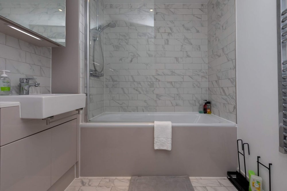 Pristine 1BD Flat W/balcony - Elephant & Castle!