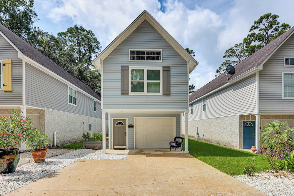4 Mi to Beaches: St Simons Island Escape w/ Patio!