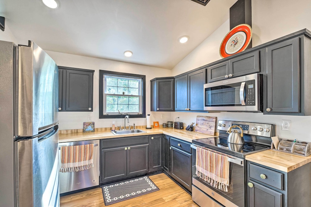 Modern Louisville Apartment w/ Furnished Deck
