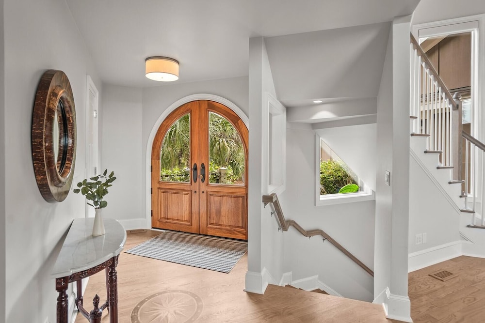 Elegant, Marsh-front 5-bed, 4-bath Home, Sleeps 12