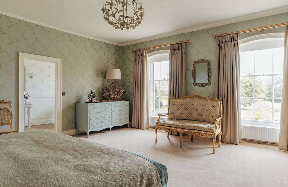 Ormesby Manor - 8 Beds - Sleeps 16 - Hot Tub