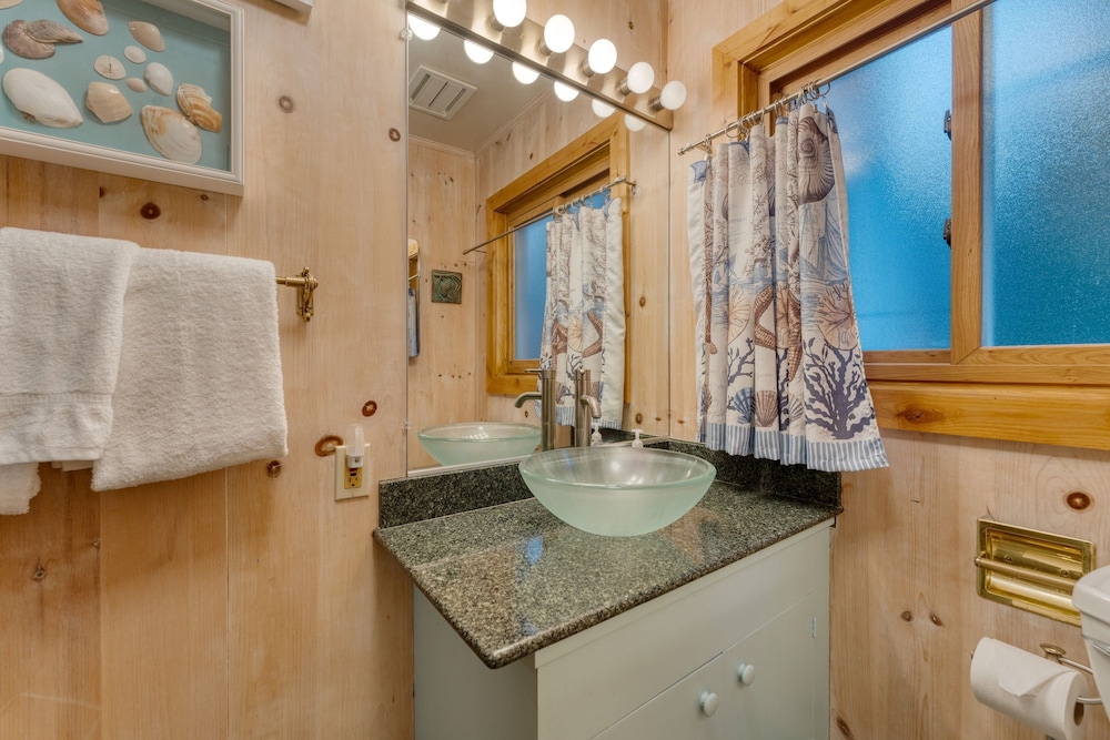 Lakefront Haven by Avantstay Minutes to Ski Resorts Private Dock Boat