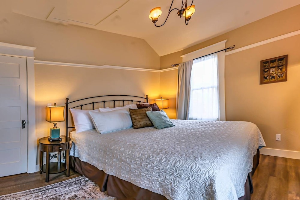 Ashland Vacations - Redtail Suites'red' Mccall Suitetesla Station - Property Image 12