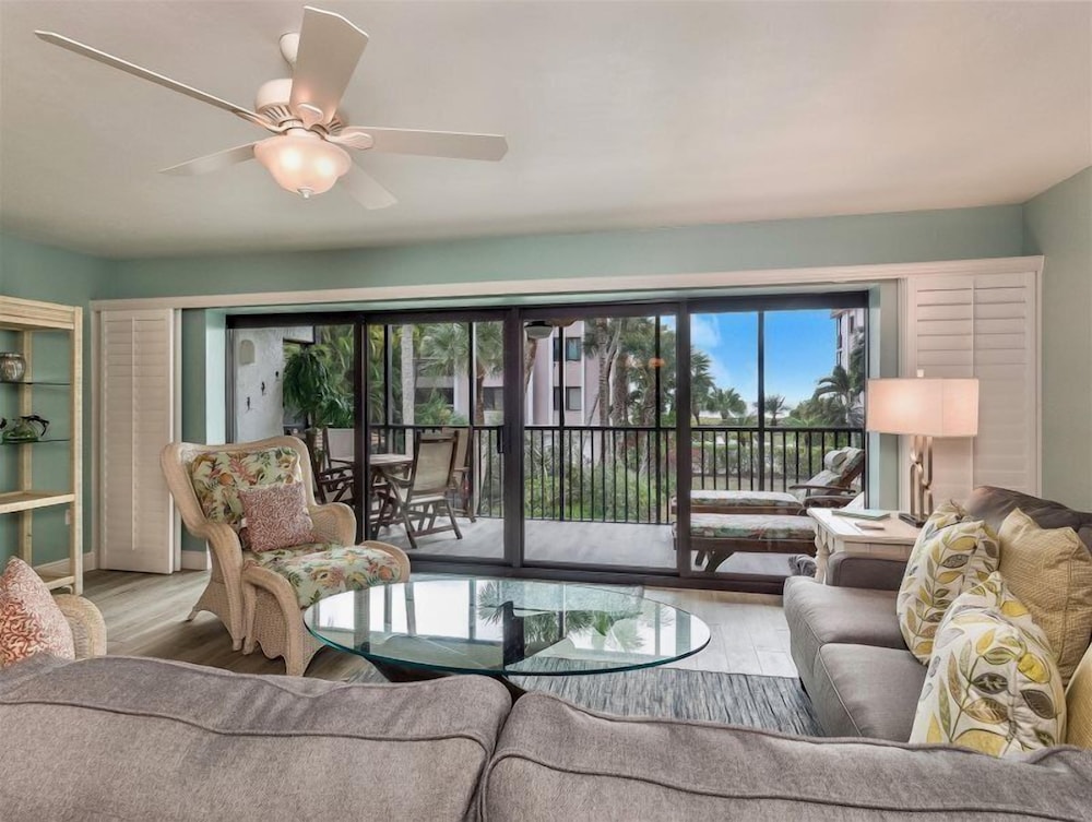 Shorewood Condos by Dream Vacation Rentals