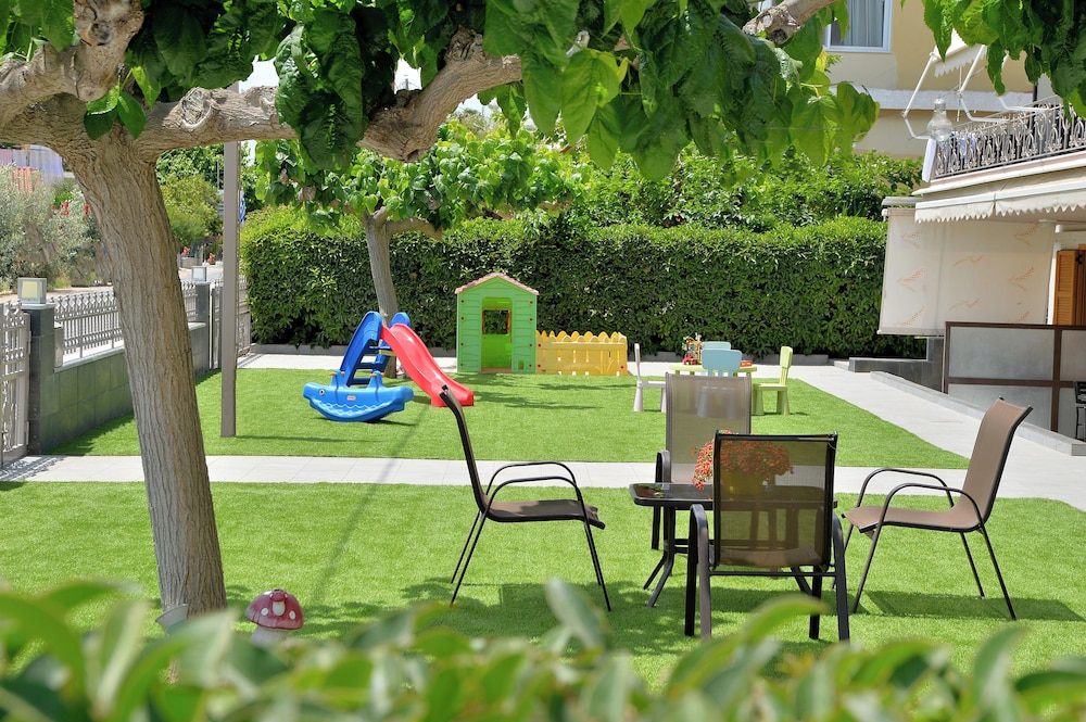 Stork Holiday Apartments - Garden & Sea View