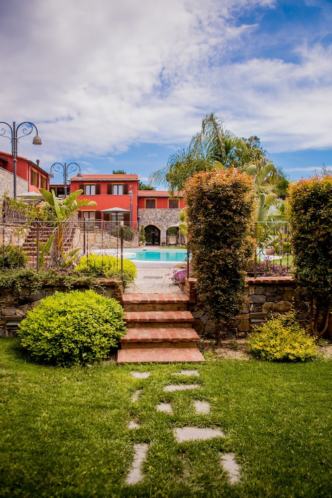 Leonardo Resort