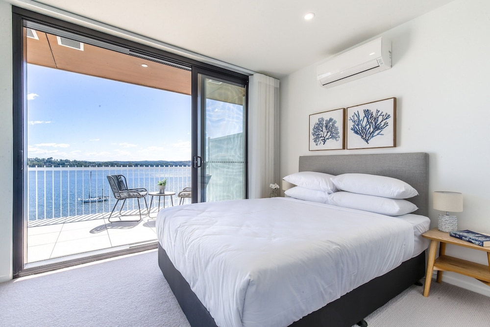 Superb 2-bed Apartment With Scenic Bay Views