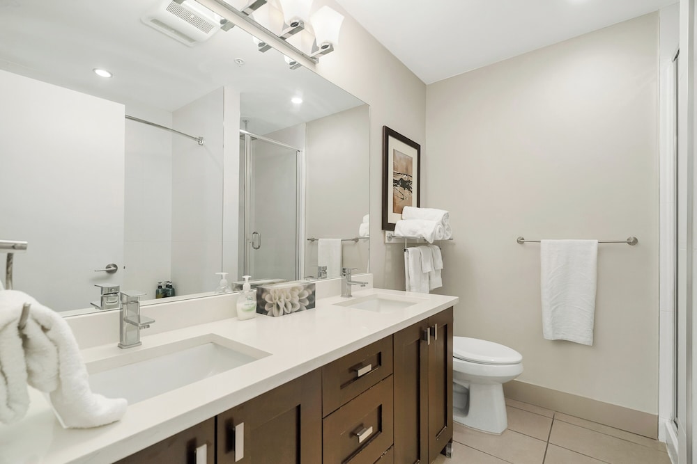 Harmony Haven 2BR Lakefront Suite