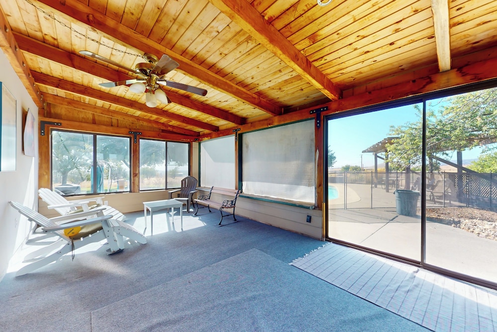 4BR Sierras-view Home w/ Pool & A/C - Dogs OK
