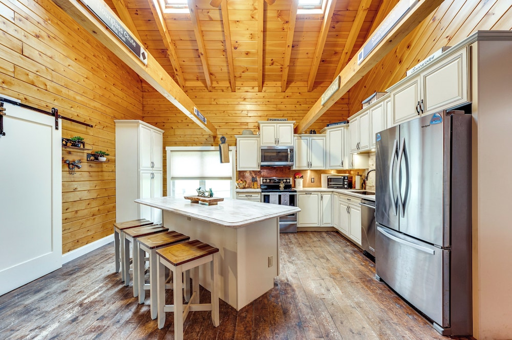 8 Mi to Kingdom Trails: Spacious Home w/ Game Room