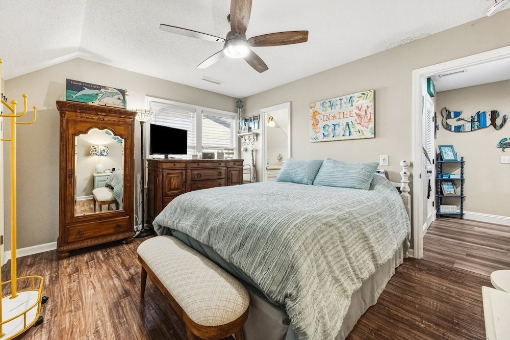 Santorelli's Seaside Serenety 4 Bedroom Home