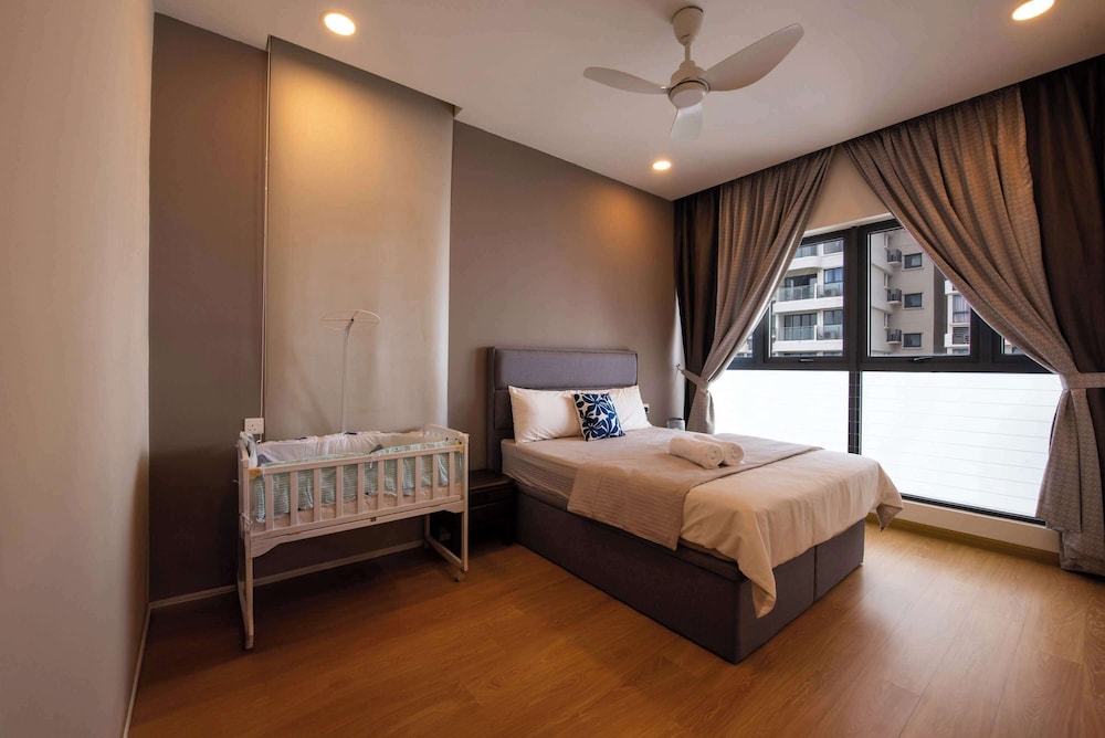 Comfy 3BR Apt in Danga Bay, Free Parking, Sea View