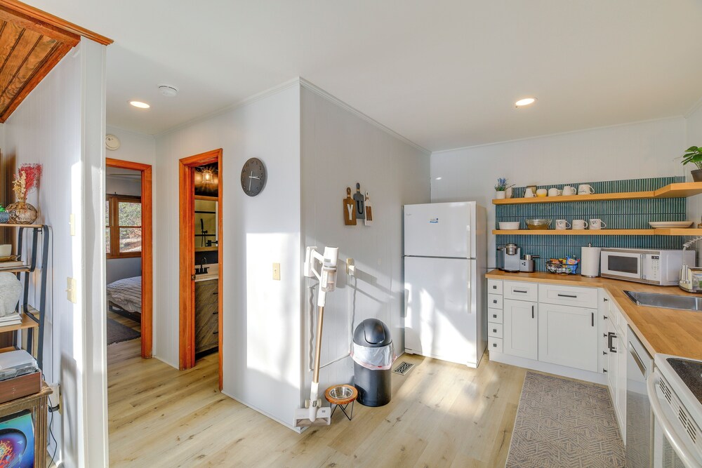 Blue Ridge Mountains Cabin w/ Community Perks!