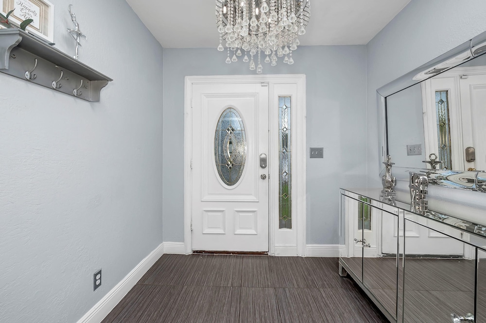 Stunning and Spacious 4 3 5 House in Hollywood Beach With Pool and Patio view 2
