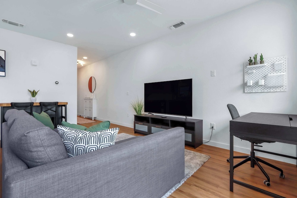 Creekside Modern Condo for 4