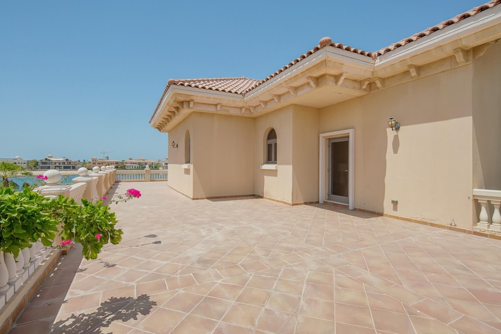 Palm Jumeirah Beach Front XL Villa w Prvt Pool