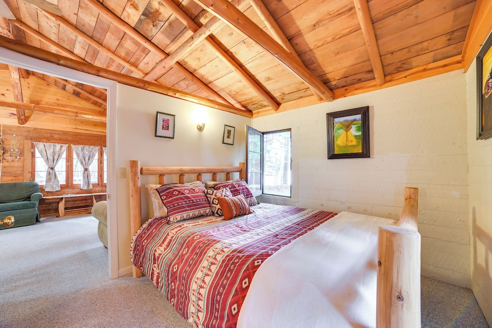 Lakefront Cabin w/ Beach Access: Levering Retreat