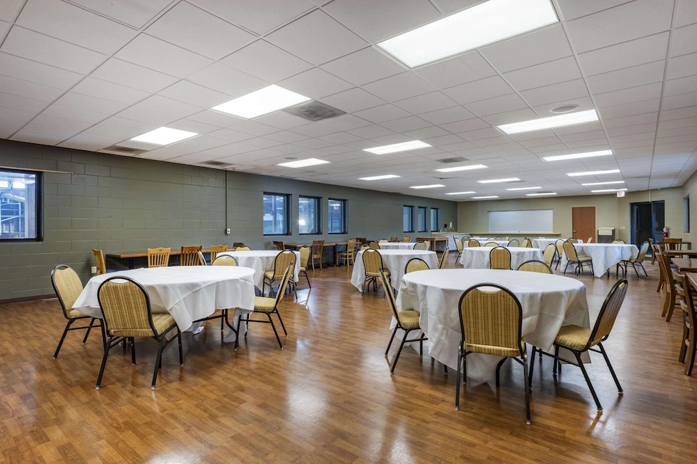 Three Bears Waterpark Resort Near Tomah, Ascend Collection Hotel
